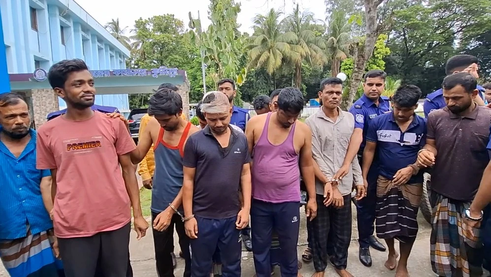 কুমিল্লায় আন্তঃজেলা কুখ্যাত ডাকাত সর্দার দুলালসহ ১৩ জন গ্রেফতার